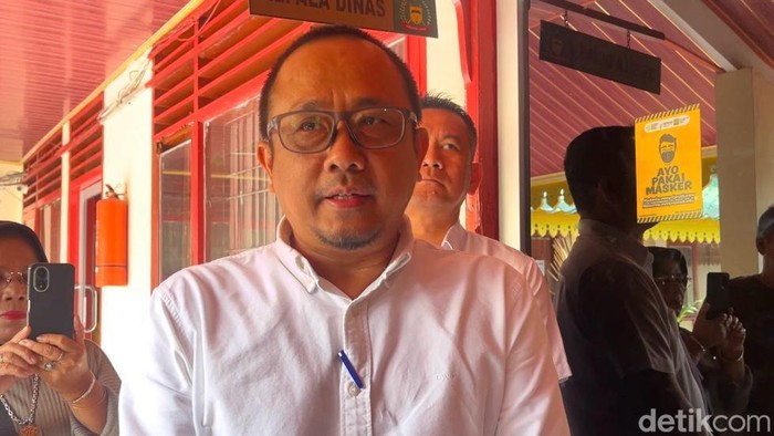 Kadis Pendidikan Langkat Ilhamsyah saat diwawancarai usai penggeledahan KPK. (Finta Rahyuni/detikSumut)