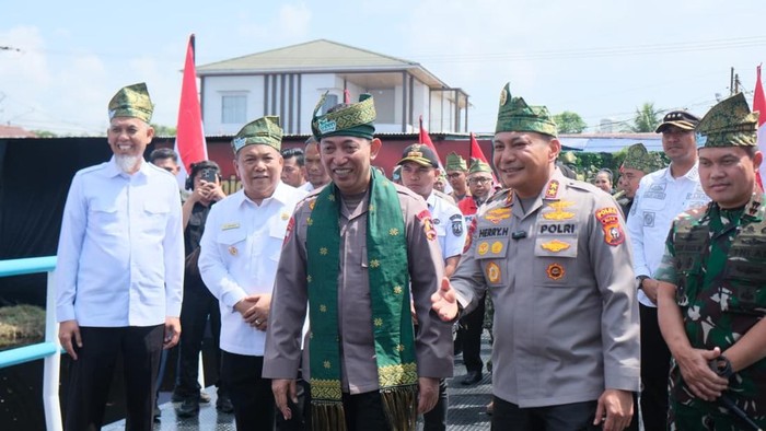 Kapolda Riau Irjen Herry Heryawan apresiasi Kapolri dalam peresmian 80 Jembatan Merah Putih. Jembatan ini memperkuat konektivitas dan kesejahteraan masyarakat. (dok Polda Riau)