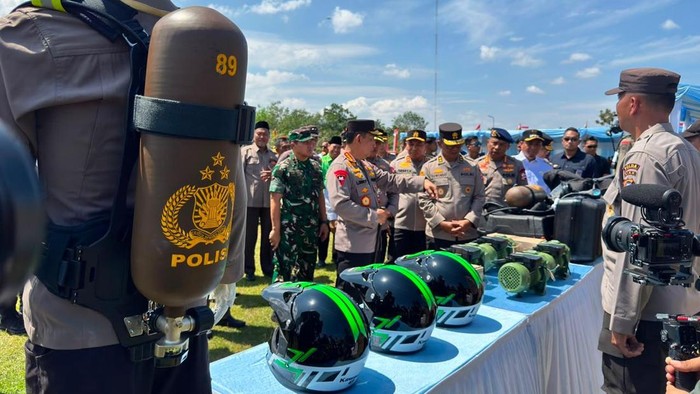 Kapolri Jenderal Listyo Sigit Prabowo mengecek personel sekaligus menyerahkan peralatan penanganan potensi bencana kebakaran hutan dan lahan (karhutla). (dok Polri)