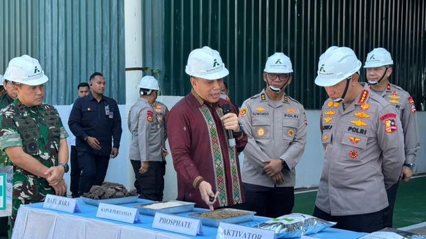 Kapolri Jenderal Listyo Sigit Prabowo meninjau pabrik pupuk batu bara di Kampar, Riau, Rabu (8/7/2026).