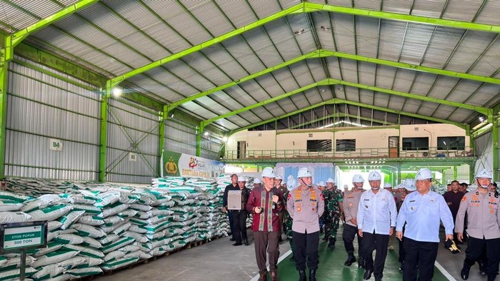 Kapolri Jenderal Listyo Sigit Prabowo meninjau pabrik pupuk batu bara di Kampar, Riau, Rabu (8/7/2026).