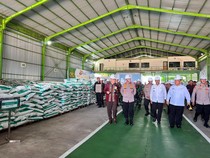 Kapolri Tinjau Pabrik Pupuk Batu Bara di Riau, Lepas Distribusi 80 Ton untuk Poktan