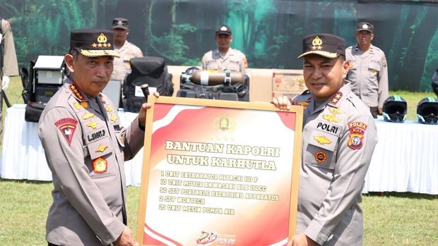 Kapolri Jenderal Listyo Sigit Prabowo menyerahkan bantuan peralatan pendukung penanganan karhutla ke Polda Riau di SPN Kampar, Riau, Rabu (8/7/2026)