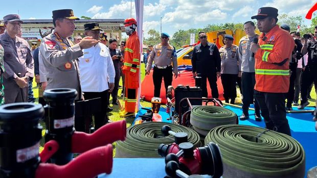 Kapolri Jenderal Listyo Sigit Prabowo menyerahkan bantuan peralatan pendukung penanganan karhutla ke Polda Riau di SPN Kampar, Riau, Rabu (8/7/2026)