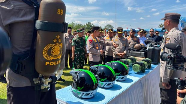 Kapolri Jenderal Listyo Sigit Prabowo menyerahkan bantuan peralatan pendukung penanganan karhutla ke Polda Riau di SPN Kampar, Riau, Rabu (8/7/2026)