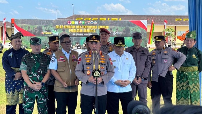 Kapolri Jenderal Listyo Sigit Prabowo menyerahkan bantuan peralatan pendukung penanganan karhutla ke Polda Riau di SPN Kampar, Riau, Rabu (8/7/2026)