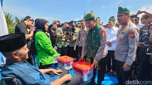 Kapolri Jenderal Listyo Sigit Prabowo meresmikan 80 Jembatan Merah Putih Presisi di Dumai, Riau sebagai kado Hari Bhayangkara untuk masyarakat. (Mei Amelia/detikcom)