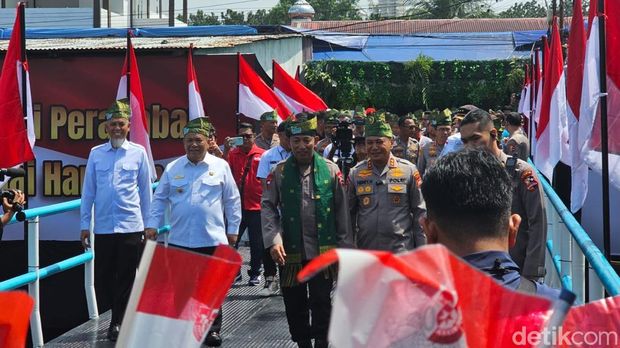 Kapolri Jenderal Listyo Sigit Prabowo meresmikan 80 Jembatan Merah Putih Presisi di Dumai, Riau sebagai kado Hari Bhayangkara untuk masyarakat. (Mei Amelia/detikcom)
