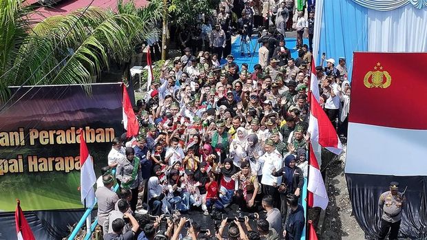 Kapolri Jenderal Listyo Sigit Prabowo meresmikan 80 Jembatan Merah Putih Presisi di Dumai, Riau sebagai kado Hari Bhayangkara untuk masyarakat. (dok Polri)
