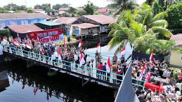 Kapolri Jenderal Listyo Sigit Prabowo meresmikan 80 Jembatan Merah Putih Presisi di Dumai, Riau sebagai kado Hari Bhayangkara untuk masyarakat. (dok Polri)