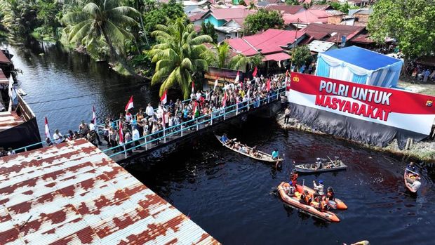 Kapolri Jenderal Listyo Sigit Prabowo meresmikan 80 Jembatan Merah Putih Presisi di Dumai, Riau sebagai kado Hari Bhayangkara untuk masyarakat. (dok Polri)
