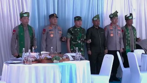Kapolri meresmikan 80 Jembatan Merah Putih Presisi di Riau, meningkatkan konektivitas dan perekonomian. Proyek ini simbol sinergi Polri dan masyarakat. (dok Polda Riau)