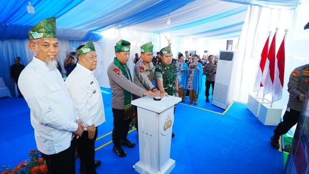 Kapolri meresmikan 80 Jembatan Merah Putih Presisi di Riau, meningkatkan konektivitas dan perekonomian. Proyek ini simbol sinergi Polri dan masyarakat. (dok Polri)