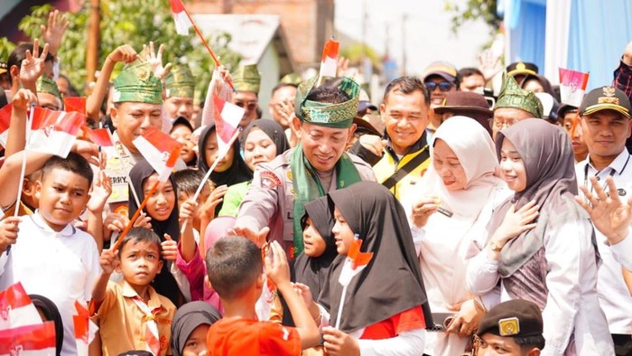 Kapolri meresmikan 80 Jembatan Merah Putih Presisi di Riau, meningkatkan konektivitas dan perekonomian. Proyek ini simbol sinergi Polri dan masyarakat. (dok Polda Riau)