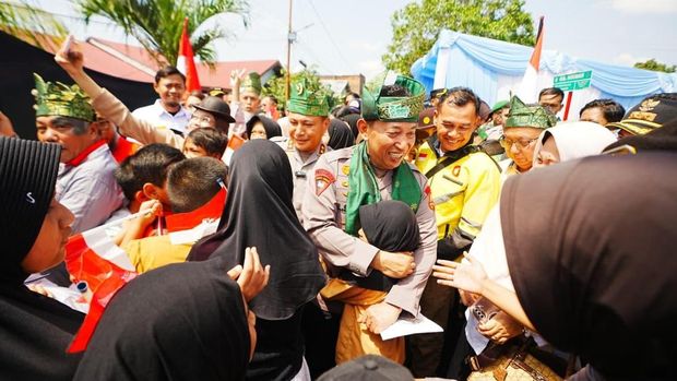 Kapolri meresmikan 80 Jembatan Merah Putih Presisi di Riau, meningkatkan konektivitas dan perekonomian. Proyek ini simbol sinergi Polri dan masyarakat. (dok Polda Riau)
