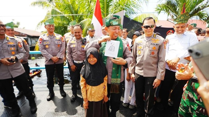 Kapolri meresmikan 80 Jembatan Merah Putih Presisi di Riau, meningkatkan konektivitas dan perekonomian. Proyek ini simbol sinergi Polri dan masyarakat. (dok Polda Riau)