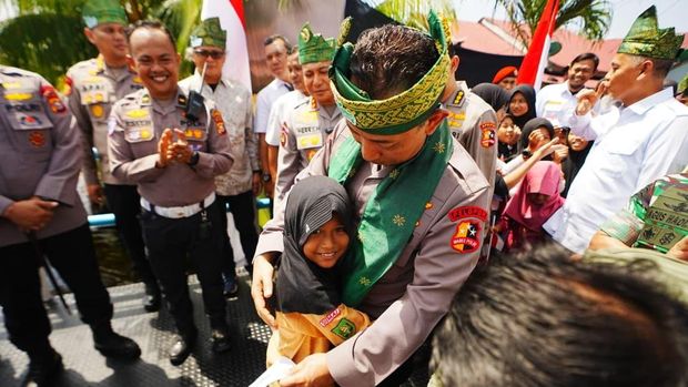 Kapolri meresmikan 80 Jembatan Merah Putih Presisi di Riau, meningkatkan konektivitas dan perekonomian. Proyek ini simbol sinergi Polri dan masyarakat. (dok Polda Riau)