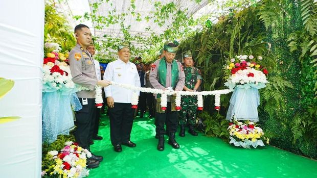 Kapolri meresmikan 80 Jembatan Merah Putih Presisi di Riau, meningkatkan konektivitas dan perekonomian. Proyek ini simbol sinergi Polri dan masyarakat. (dok Polda Riau)