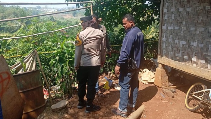 Kapolsek Cipatat, Kompol D.M.S. Andriani Sapin cek TKP ledakan mortir.