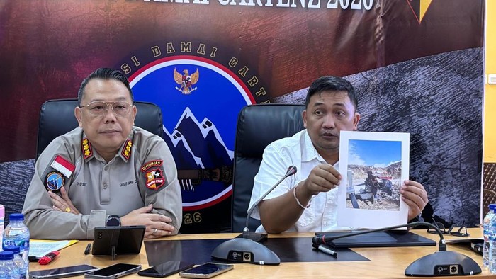 Kasatgas Humas Operasi Damai Cartenz-2026 Kombes Yusuf Sutejo bersama Kasatgas Gakkum Operasi Damai Cartenz-2026 Kombes I Gusti Gde Era Adhinata saat konferensi pers terkait pembakaran pesawat AMA.