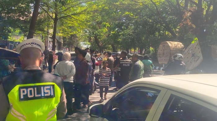 Kecelakaan beruntun di Jalan Hertasning, Makassar melibatkan tiga mobil.