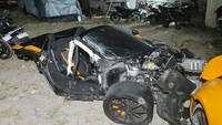 Ngerinya Kecelakaan McLaren: Oleng, Aki Terlempar, dan Berujung Terbelah Dua