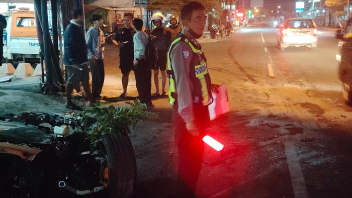 Kondisi mobil McLaren usai mengalami kecelakaan tunggal di Desa Telukan, Kecamatan Grogol, Kabupaten Sukoharjo, Rabu (8/8/2026).