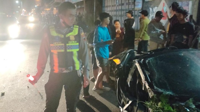 Kondisi mobil McLaren usai mengalami kecelakaan tunggal di Desa Telukan, Kecamatan Grogol, Kabupaten Sukoharjo, Rabu (8/8/2026).