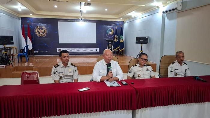 Kepala Lapas Kelas IIA Tanjung Raja, Ogan Ilir, Sumatera Selatan, Yhoga Aditya Ruswanto melakukan jumpa pers usai warga binaan viral live di Facebook