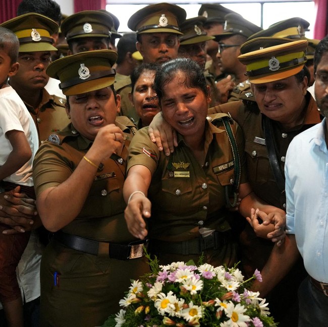 Isak Tangis Sambut Kedatangan Jenazah Korban Kerusuhan Lapas Sri Lanka