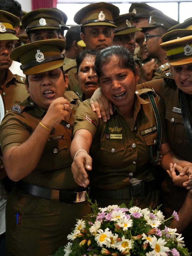 Isak Tangis Sambut Kedatangan Jenazah Korban Kerusuhan Lapas Sri Lanka