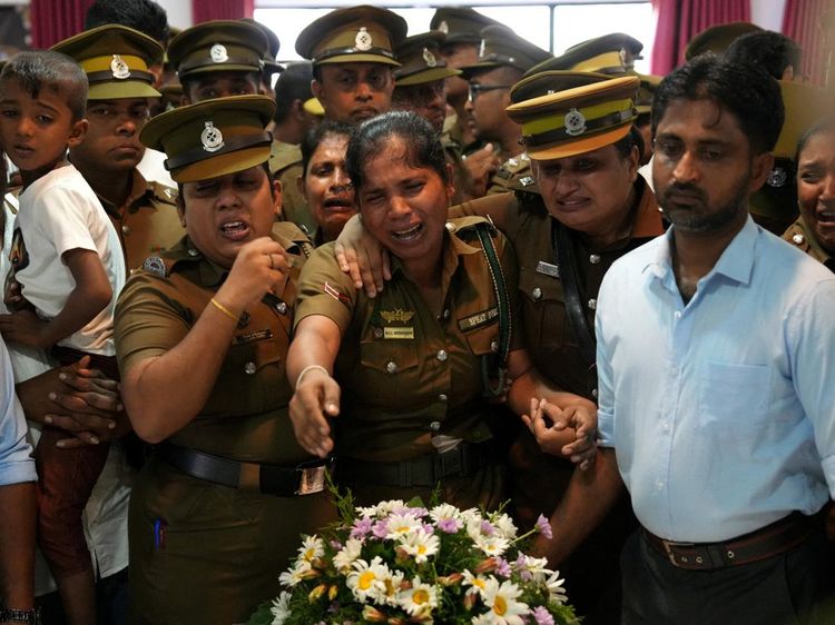 Isak Tangis Sambut Kedatangan Jenazah Korban Kerusuhan Lapas Sri Lanka