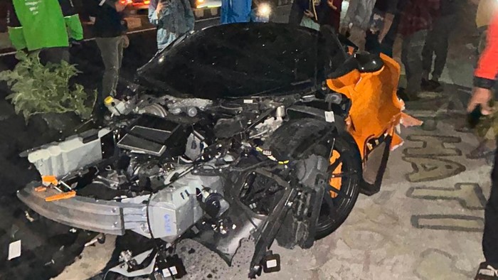 Kondusi mobil McLaren usai mengalami kecelakaan tunggal di Desa Telukan, Kecamatan Grogol, Kabupaten Sukoharjo, Rabu (8/8/2026).