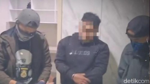 Kurir narkoba berinisial BDP saat diamankan polisi.