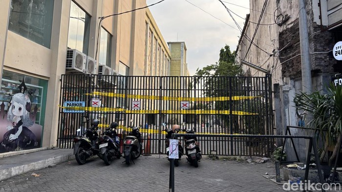 Lahan parkir samping restoran di Jalan Tunnungan yang disegel atau ditutup Pemkot Surabaya.