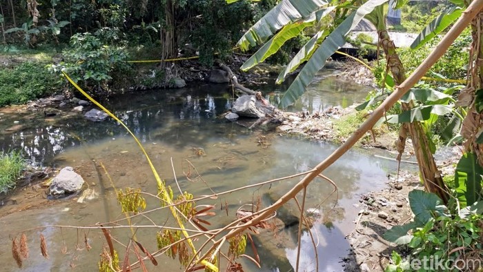 Lokasi penemuan diduga mortir di Sungai Jalan Manggar Kota Blitar