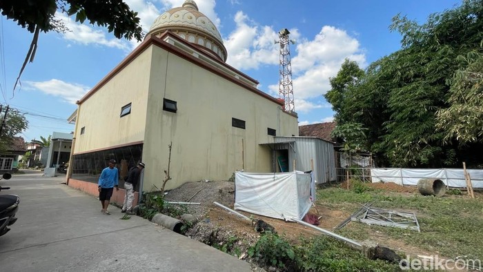 Makam dekat masjid dipermukiman warga Dukuh Muneng Desa Gribig, Kecamatan Gebog, Kabupaten Kudus tuai protes warga, Rabu (8/7/2026).