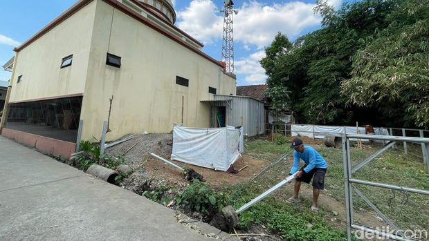 Makam dekat masjid dipermukiman warga Dukuh Muneng Desa Gribig, Kecamatan Gebog, Kabupaten Kudus tuai protes warga, Rabu (8/7/2026). Makam dekat masjid dipermukiman warga Dukuh Muneng Desa Gribig, Kecamatan Gebog, Kabupaten Kudus tuai protes warga, Rabu (8/7/2026).
