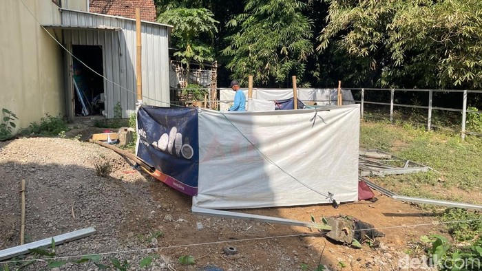 Makam dekat masjid dipermukiman warga Dukuh Muneng Desa Gribig, Kecamatan Gebog, Kabupaten Kudus tuai protes warga, Rabu (8/7/2026).