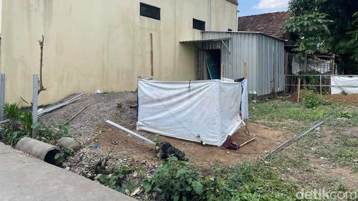 Makam yang ada di samping Masjid Al-Magfiroh dekat dengan rumah warga Dukuh Muneng Desa Gribig Kecamatan Gebog, Rabu (8/7/2026).