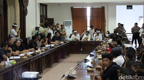 Pertemuan manajemen LPD Bedulu dan para nasabah di kantor DPRD Gianyar, Rabub(8/7/2026). (Aryo Mahendro/detikBali).