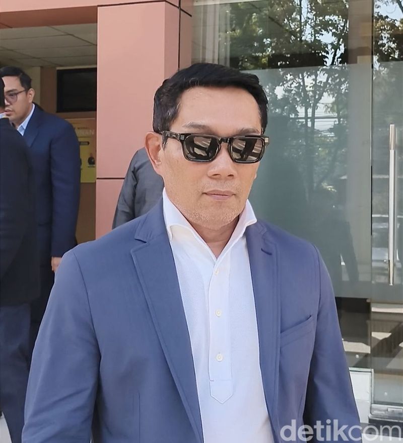 Mantan Gubernur Jawa Barat (Jabar) Ridwan Kamil mendatangi Pengadilan Agama (PA) Bandung. Mantan Gubernur Jawa Barat (Jabar) Ridwan Kamil mendatangi Pengadilan Agama (PA) Bandung.