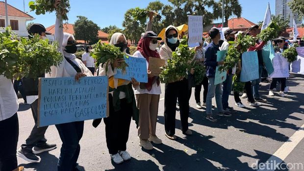 Massa aksi dukung MBG di Surabaya Massa aksi dukung MBG di Surabaya