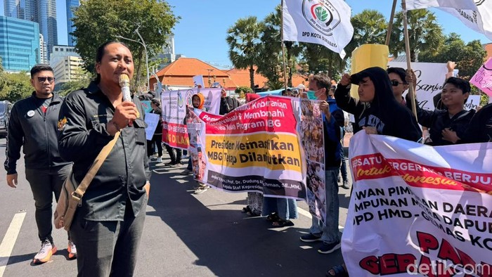 Massa aksi dukung MBG di Surabaya