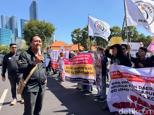 Massa Dukung MBG di Surabaya Protes Program Dihentikan Selama Liburan
