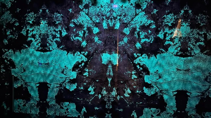 Material Lantai Batu Sinter yang Bisa Glow in The Dark