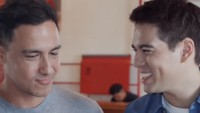 Maxime berusaha meminta Hamish untuk tidak mengangkat jempol ke kamera saat berpose. Foto: Instagram @bouttier_maxime