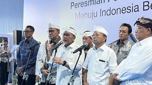 Menko Pangan Zulkifli Hasan saat konferensi pers pembangunan PSEL di Pesanggaran, Denpasar, Rabu (8/7/2026).