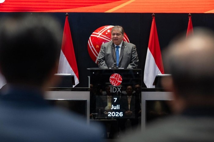Menteri Koordinator Bidang Perekonomian Airlangga Hartarto pada acara Pembukaan Perdagangan Bursa Efek Indonesia sekaligus Pencatatan Perdana Saham PT Niramas Utama Tbk (JELI) di Jakarta, Selasa (7/7).