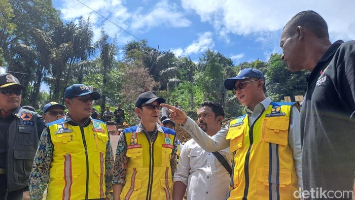 Menteri PU Dody Hanggodo di Jembatan Enang-Enang.